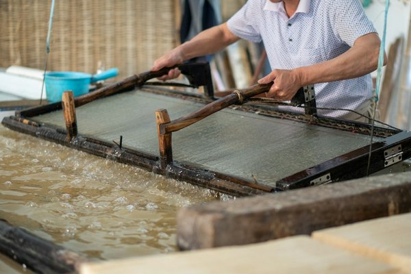 Où trouver des ateliers de fabrication de papier traditionnel au Népal?